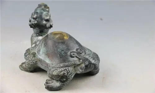 最后男子无耐拿去找专家给鉴定下,专家说这个叫龙龟,属于千年青铜器