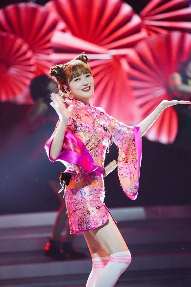 37岁金莎"逆生长",国风旗袍配哪吒头娇俏可爱,甜过中学生!