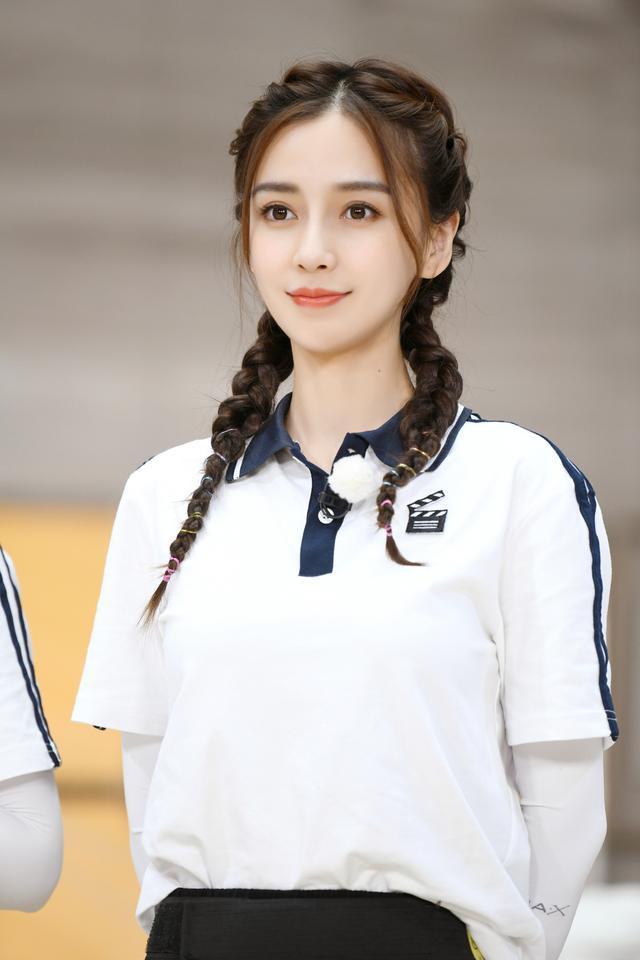 杨颖装嫩真有一套运动服配双麻花辫减龄十岁不止