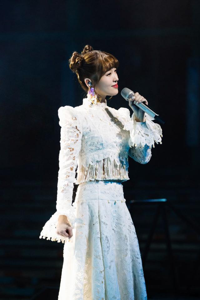 37岁金莎"逆生长",国风旗袍配哪吒头娇俏可爱,甜过中学生!