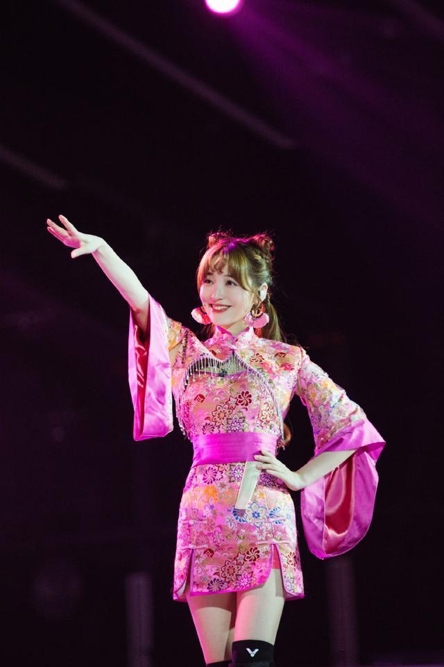 37岁金莎"逆生长",国风旗袍配哪吒头娇俏可爱,甜过中学生!