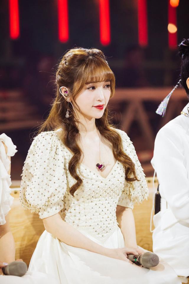 37岁金莎"逆生长",国风旗袍配哪吒头娇俏可爱,甜过中学生!