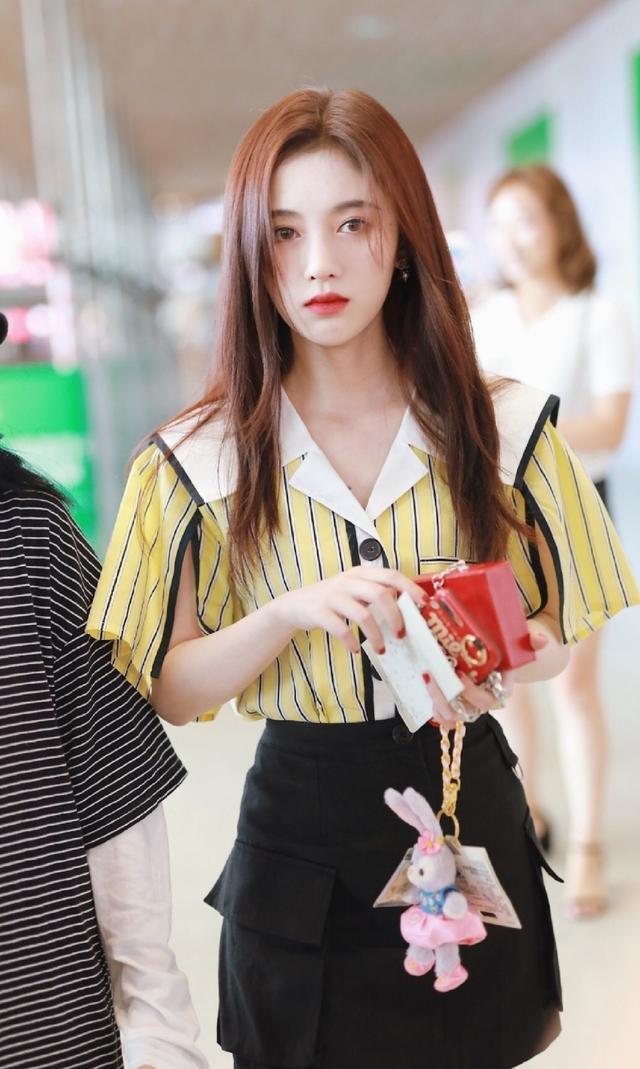 25岁鞠婧祎太会穿蓝色背带裙秀迷人身材优雅又甜美