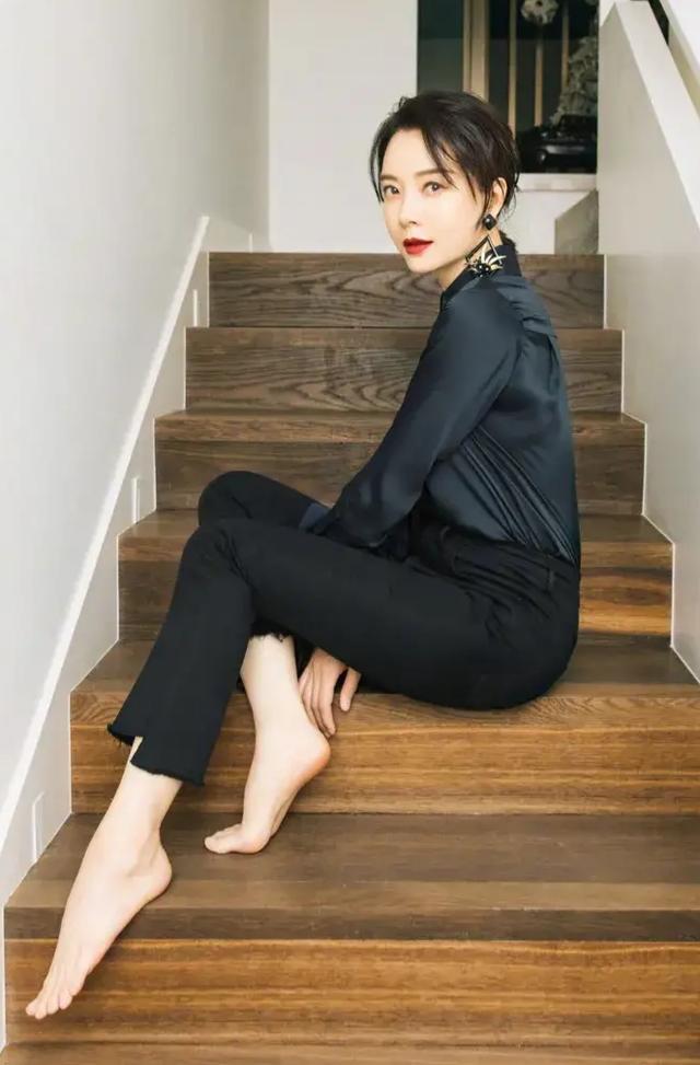 陈数穿职业装光脚丫穿高跟鞋气质高雅魅力迷人