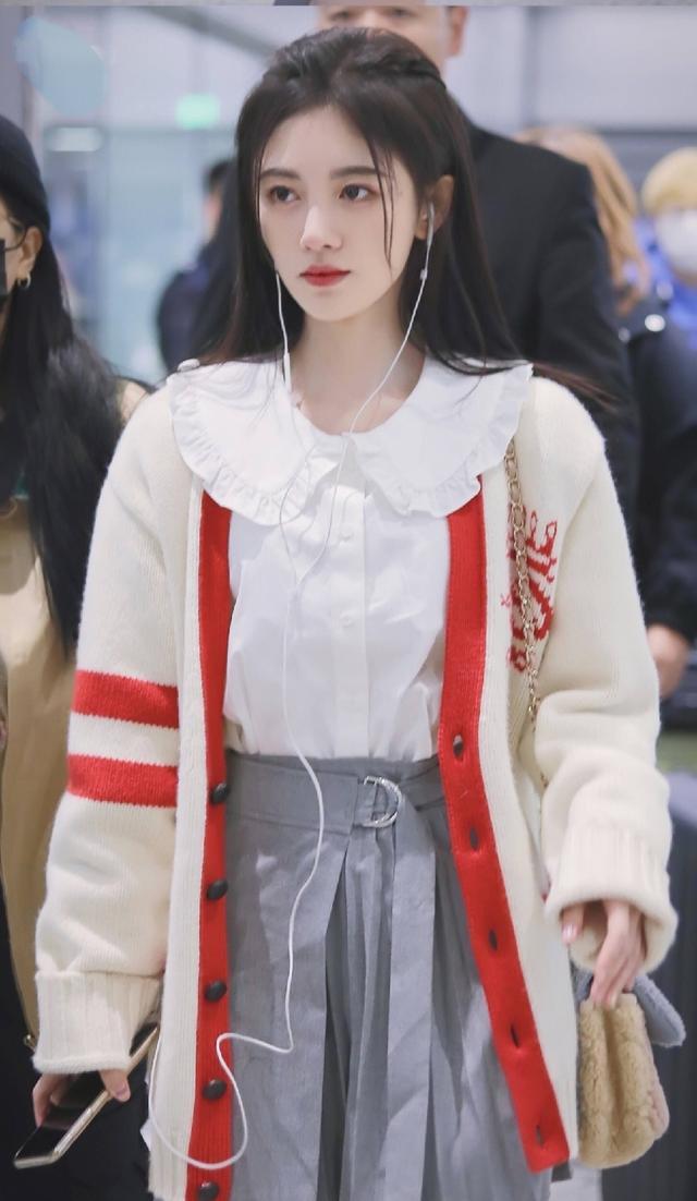 25岁鞠婧祎太会穿蓝色背带裙秀迷人身材优雅又甜美