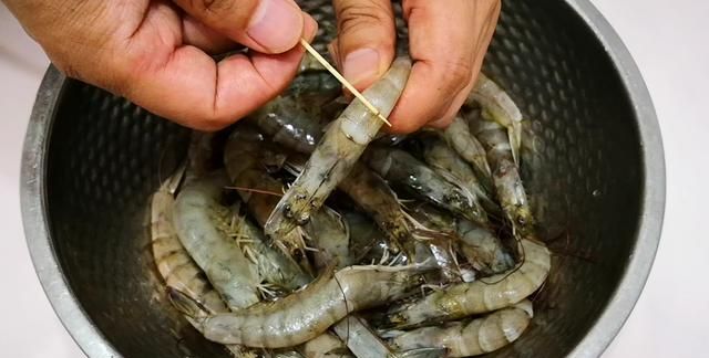 吃虾时,虾线到底是去掉还是保留?老渔民告诉你答案,别再吃错了
