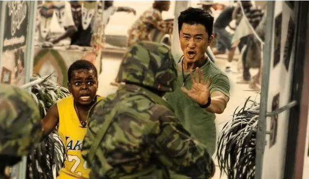 还记得吴京《战狼2》里的非洲"干儿子"吗?爆红后开宾利炫富