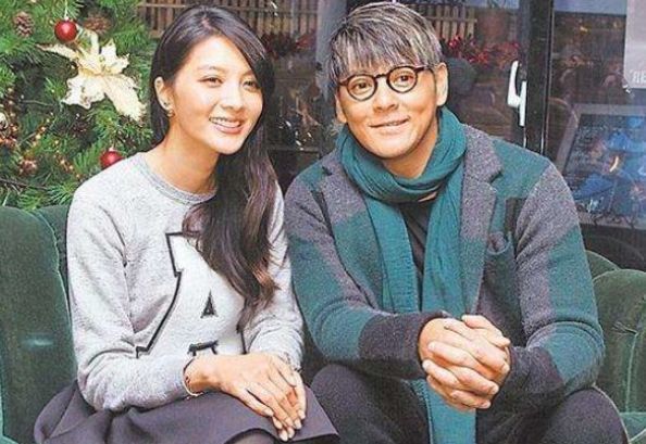 他走红后抛妻弃子,如今56岁沦落到酒吧卖唱,而前妻再嫁帅小伙!