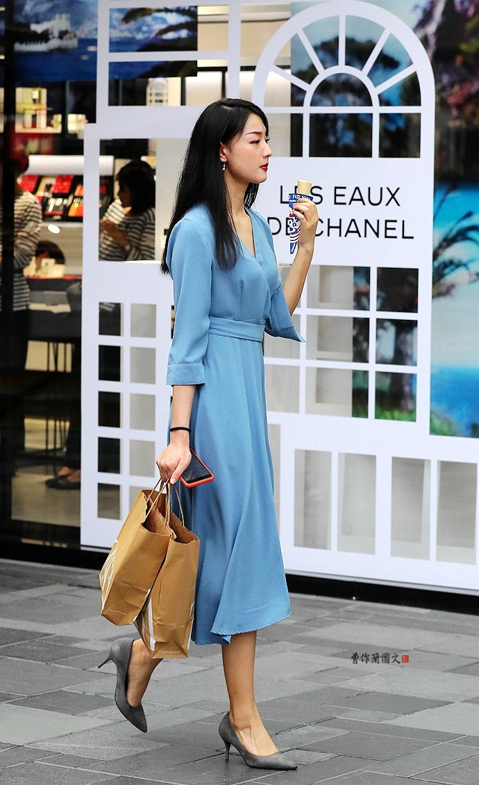 街拍高跟鞋美女挡不住的经典