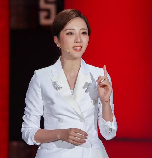 她被称为董卿接班人,低调了9年,如今她的老公竟是一位学霸!