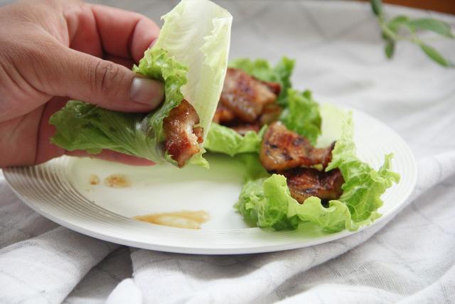 焦香四溢家庭版烤五花,脆嫩生菜卷起,一口外脆里嫩,咸香不腻