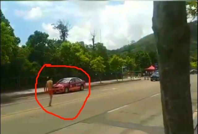 男子科三考试失败受不了这刺激把身上的衣服全部脱光了