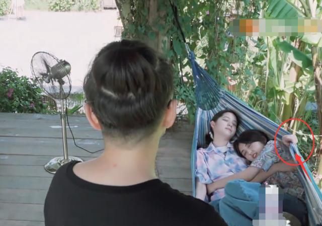 欧阳娜娜张子枫,躺一张吊床太挤,谁注意娜比的手?真有姐姐样