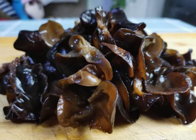 买木耳,注意区别"春木耳"和"秋木耳",口感不一样,别买错