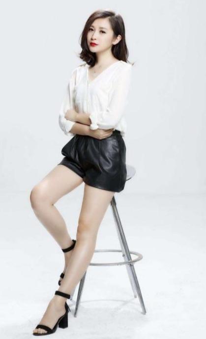 汪聪一位风格独特的演员和主持人长相漂亮而且气质高雅