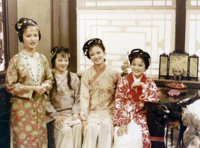 十二金钗正册有林黛玉,薛宝钗,贾元春,贾探春,史湘云,妙玉,贾迎春,贾