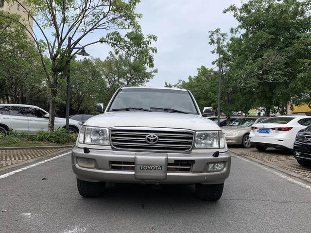 这辆丰田lc100现仅售7万硬派越野利器经典情怀车型