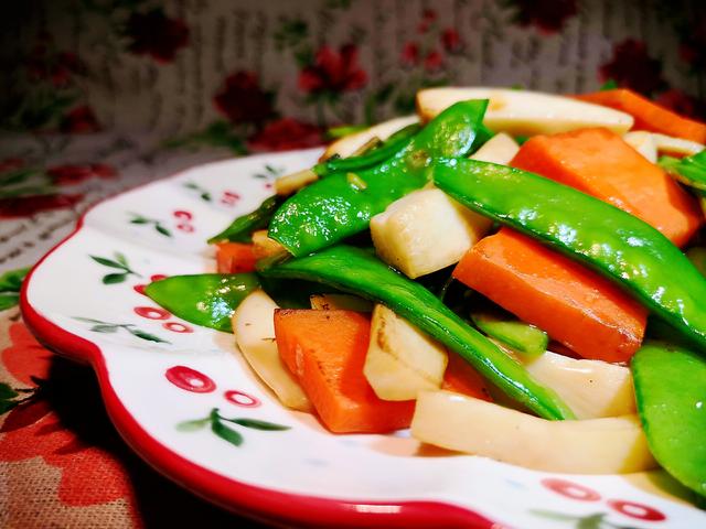 杏鲍菇炒荷兰豆口味清脆色泽绚丽适合上班族的快手营养菜