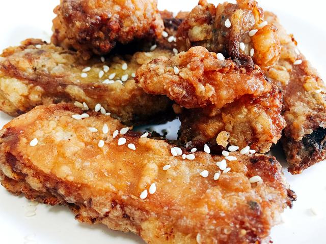 香酥炸排骨,外皮炸得嘎嘣脆,孩子特爱吃,裹上煎炸粉更酥