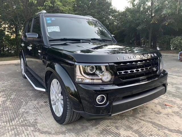 实拍16路虎发现四售价14万,外观方正大气,令其整体更显气魄不凡