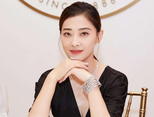 45岁梅婷放飞自我,穿黑色连衣裙配条红色丝巾,像极了广场舞大妈