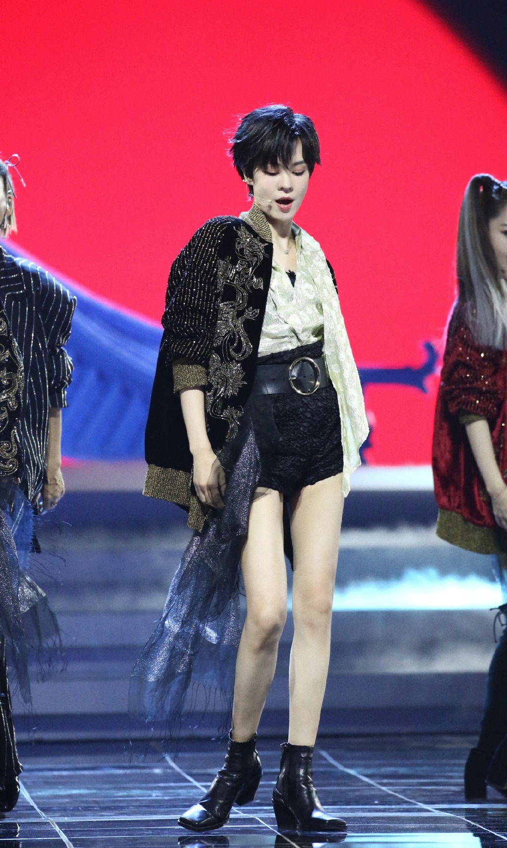 郁可唯好高调,穿黑色短裤配短靴,衬得"漫画腿"更显白皙修长了