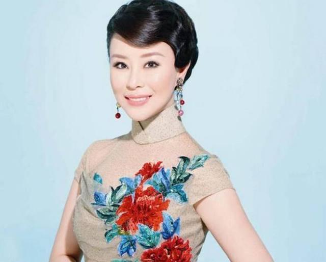 民歌天后9次登上春晚,嫁大37岁丈夫却被抛弃,如今仍年轻却单身