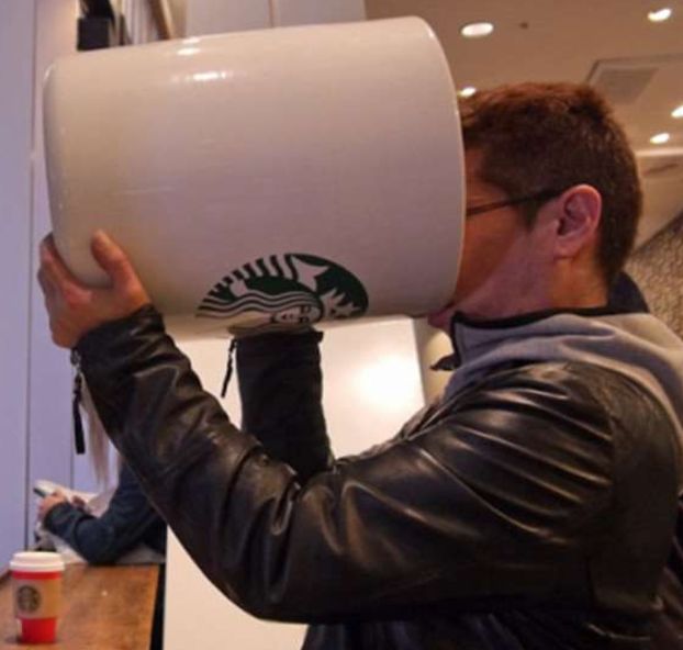 男子网购超大号星巴克杯子,去星巴克喝咖啡,被告知不续杯