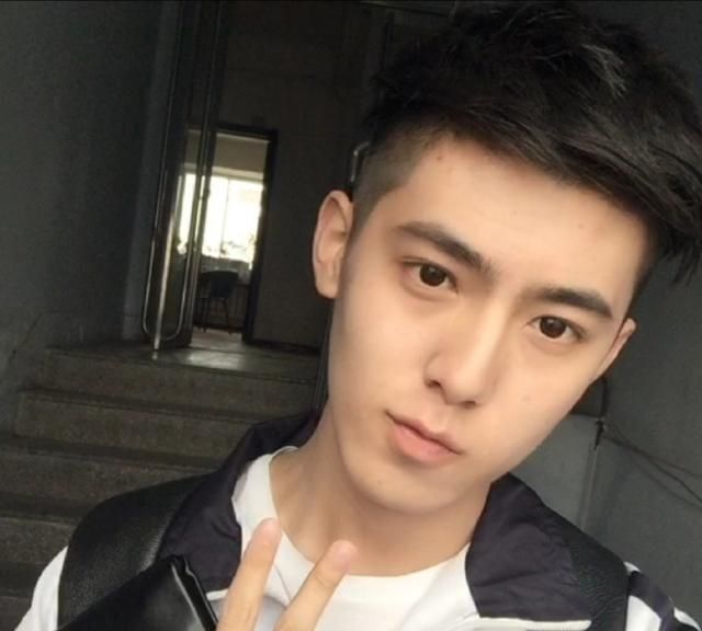 组图帅气活泼有气质的沈阳音乐系校草蔡尧超文艺气息十足