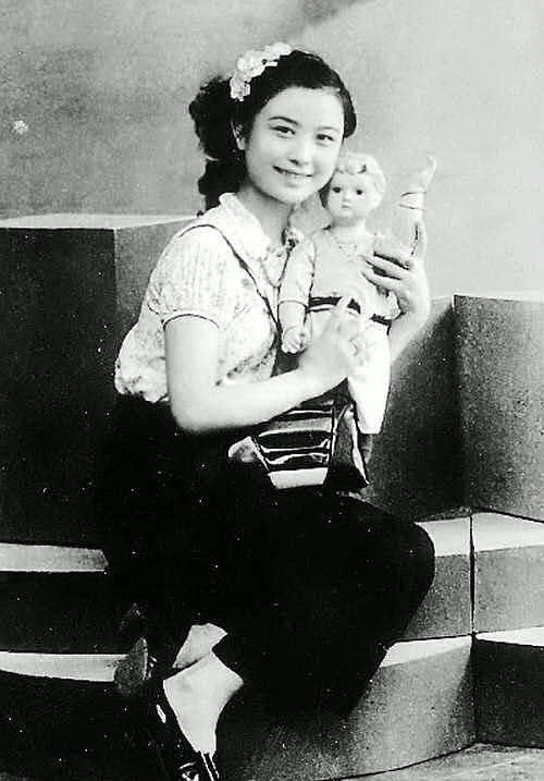 1953年,严凤英跟随剧团前往南京演出,为了感谢当年甘律之对自己的恩情