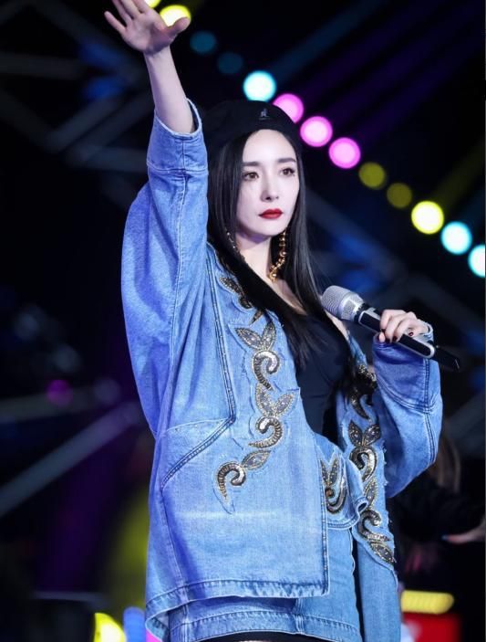 所以歌手的身份也就搁浅了,记得当年杨幂和刘恺威结婚后,这对夫妻也会