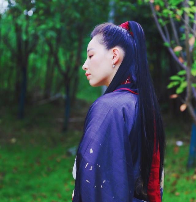 李斯丹妮古装造型,绑高马尾像翩翩公子,发际线是唯一不足的地方