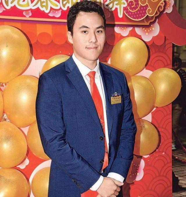 赌王儿子何猷启疑劈腿与新欢十指紧扣逛商场去年才刚结婚生女