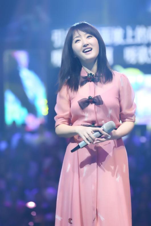 杨钰莹穿粉色连衣裙真无敌,减龄又洋气,一般人穿不出这样效果