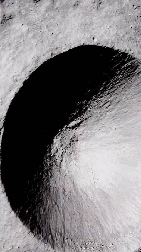 这是月球上最大的陨石坑叫贝利环形山