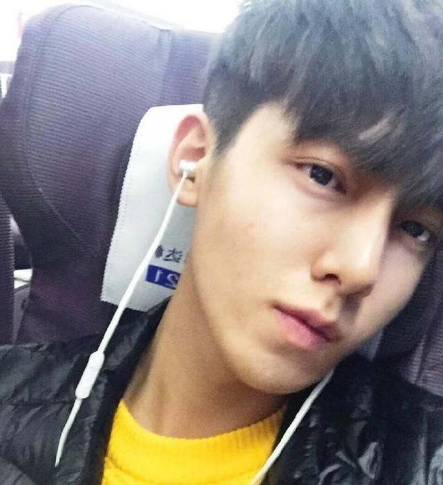 组图帅气活泼有气质的沈阳音乐系校草蔡尧超文艺气息十足