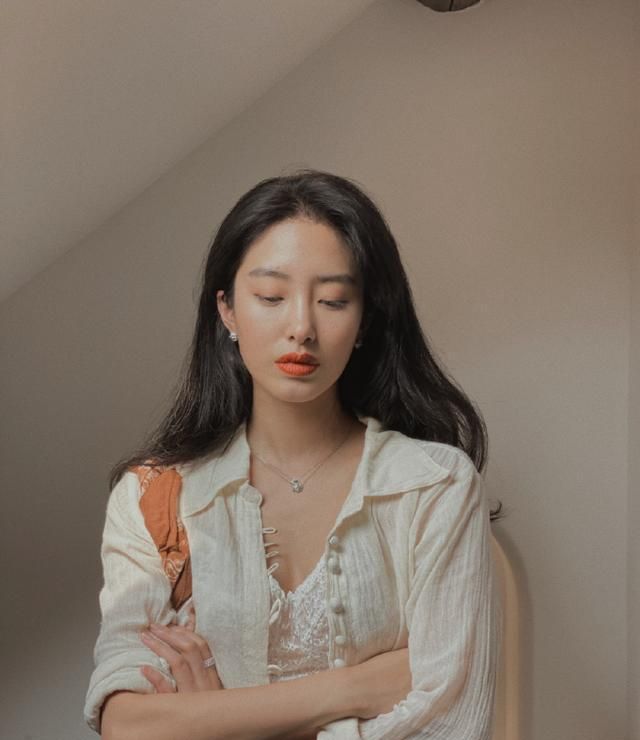 有种"古典美"叫杨采钰,穿衣服添蕾丝面料,配精致五官韵味十足