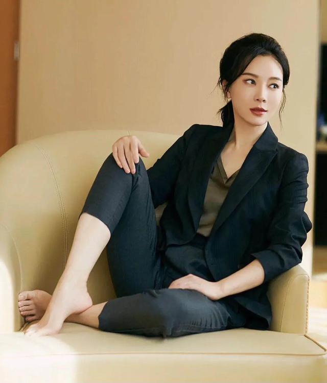 陈数穿职业装光脚丫穿高跟鞋气质高雅魅力迷人