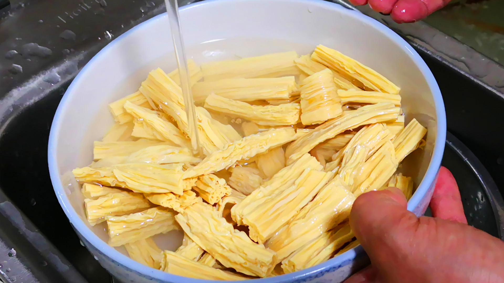 泡腐竹,可别放到水里就泡,老妈用了30年的方法,简单快速不夹生