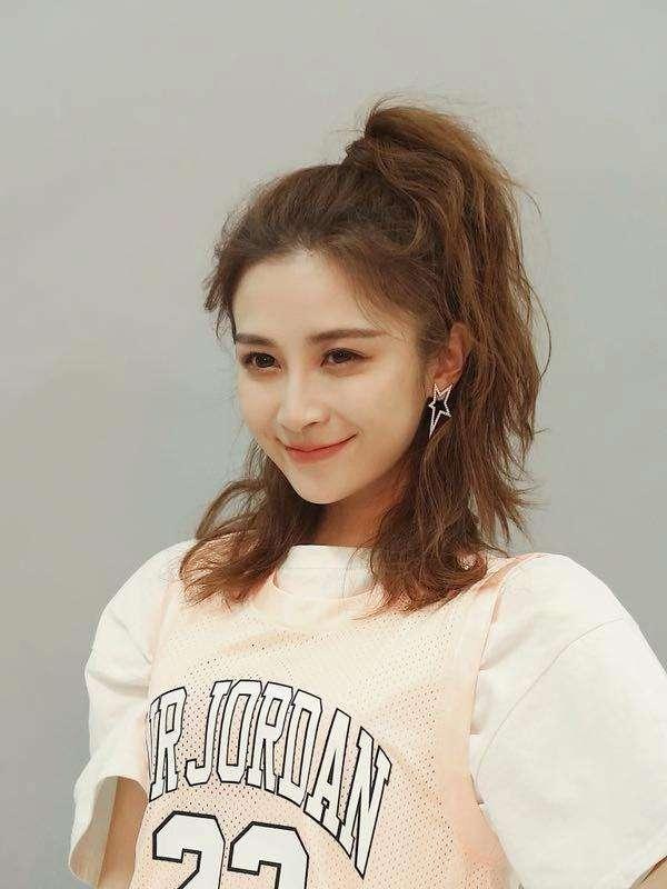 汪聪一位风格独特的演员和主持人长相漂亮而且气质高雅