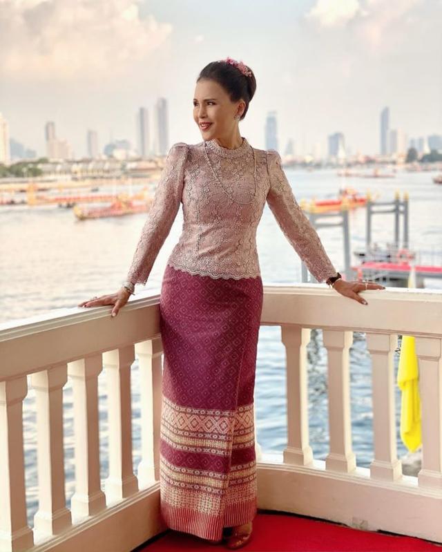 67岁泰国大公主太嫩!花衬衫搭背心,换裹身蕾丝裙比混血女儿都美