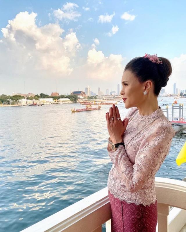 67岁泰国大公主太嫩!花衬衫搭背心,换裹身蕾丝裙比混血女儿都美