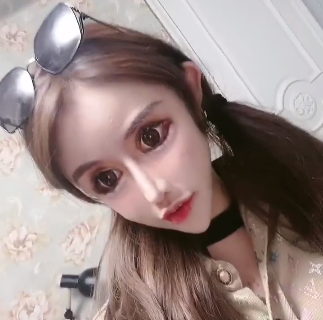 13岁开始整容的女网红发文怼网友:我就是肯花钱给自己整