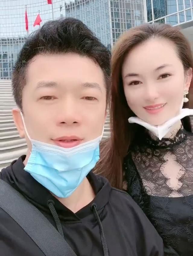 一首《流浪歌》唱了23年,今54岁陈星出镜,妻子韵味十足不输女星