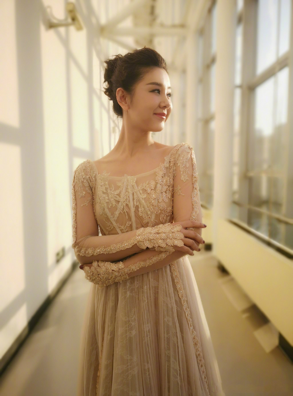 《跨界歌王》李小萌真大胆,虎纹深v裙也敢搬上舞台,瘦身后飘了