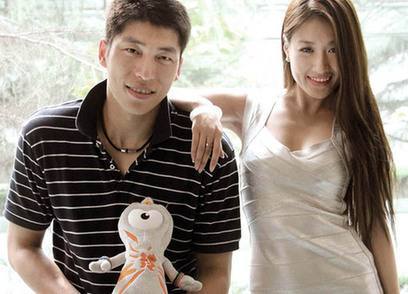 其中沈琼妻子首度露面,容颜美丽,身材姣好,两人在拍照过程中非常甜蜜