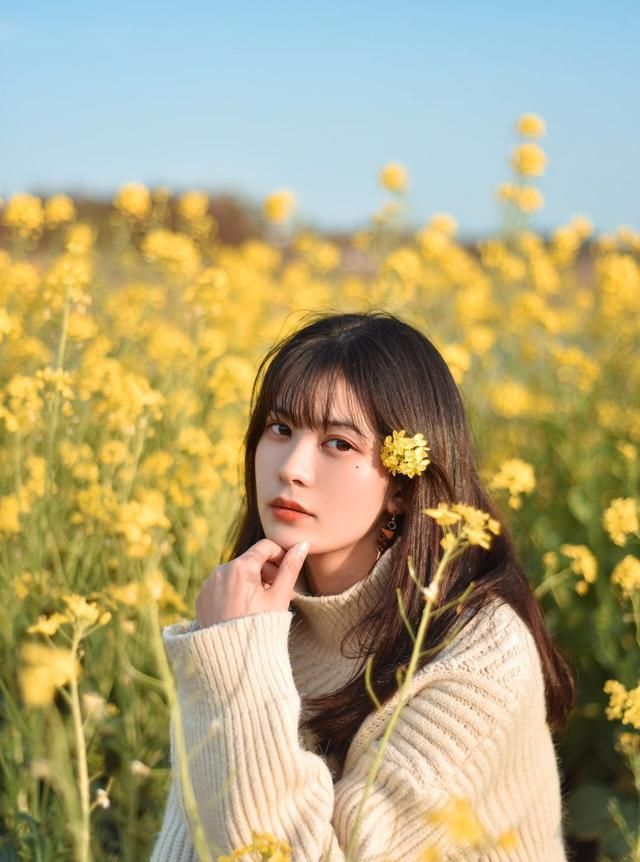 又是新一轮菜花季,适合花海人像摄影的8个姿势,拍出你的各种美