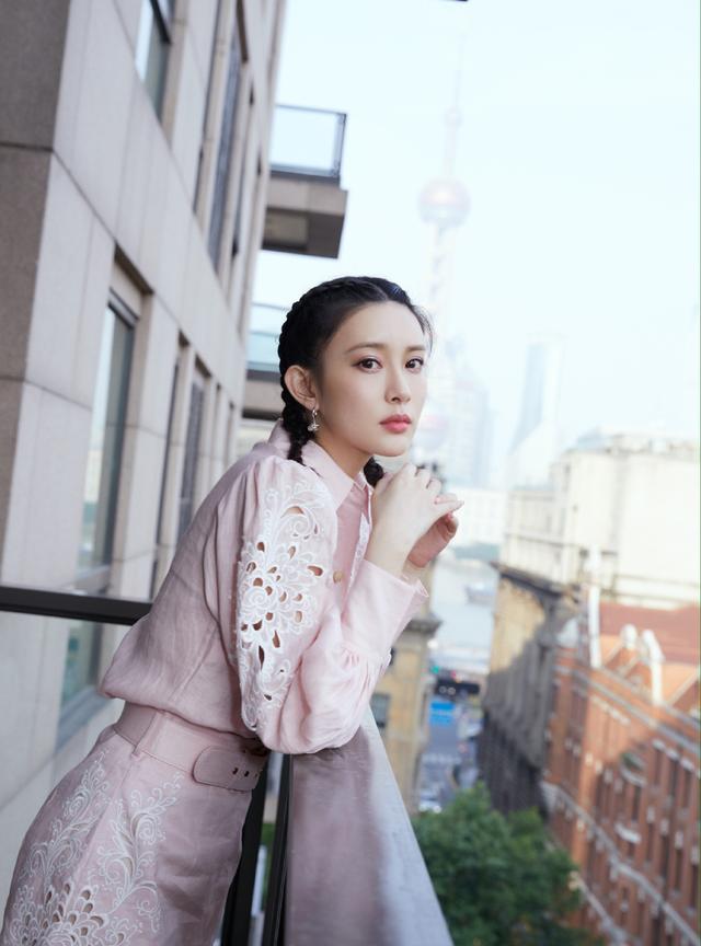 被嘲带资进组,今穿紫色露脐衫配百褶裙,甜美帅气|陈情令|孟子义