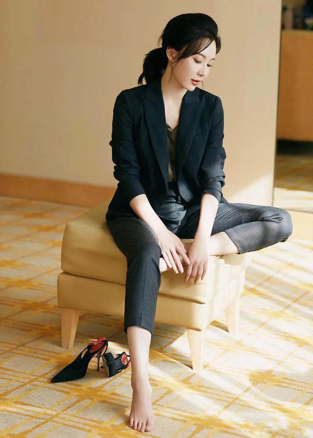 陈数穿职业装,光脚丫穿高跟鞋,气质高雅,魅力迷人