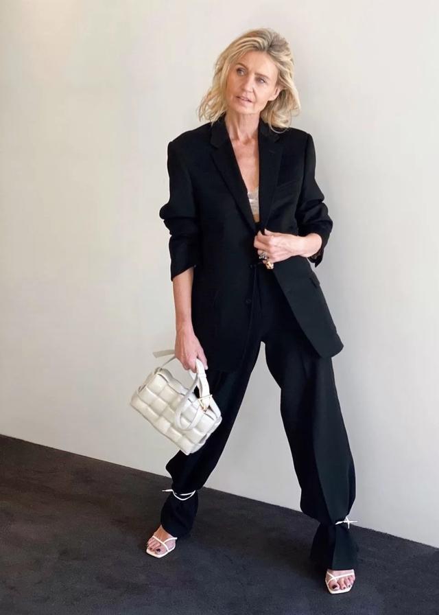 时尚并不仅仅局限于年轻人,她在穿衣打扮时按照自己风格来追求潮流单